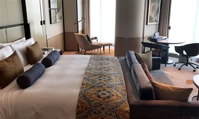 Hvilke aspekter bør tas i betraktning når du designer og produserer møbler for et fem-hotell?